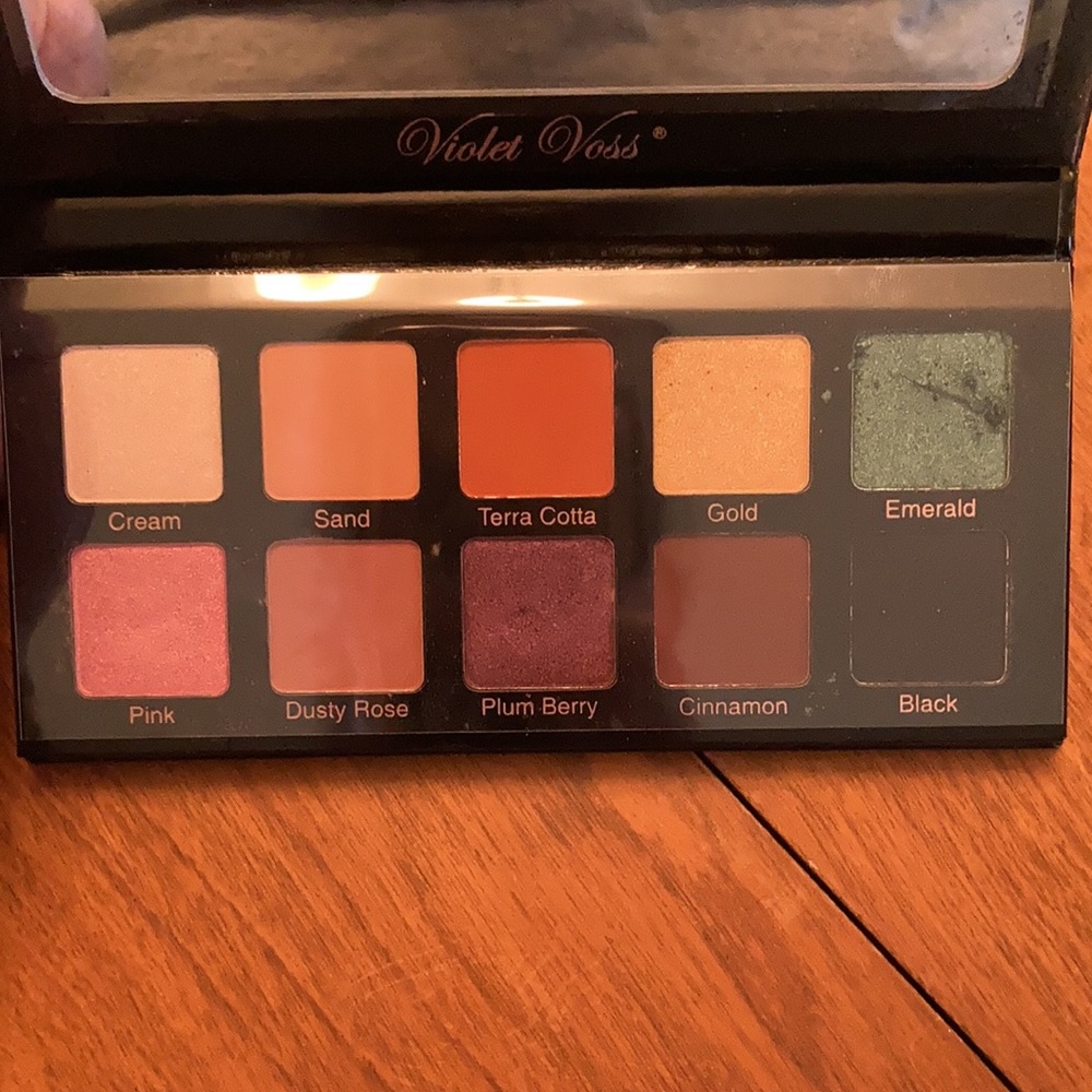 Violet Voss Essentials Palette - Picture 4 of 4